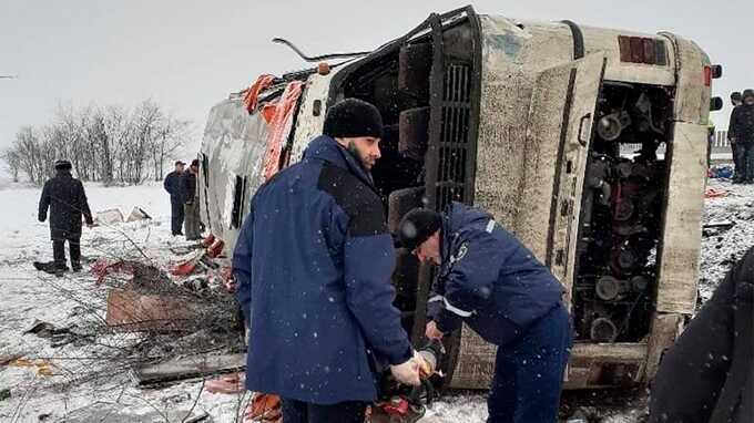 Появились кадры перевернувшегося на российской трассе рейсового автобуса