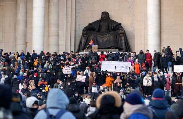 Протестующие против закона об иноагентах в Тбилиси пытаются штурмовать здание парламента