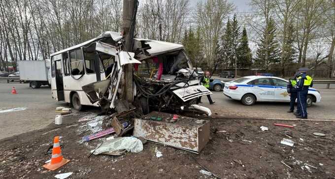 В Кирове водитель переполненного автобуса уснул за рулем и влетел в опору освещения