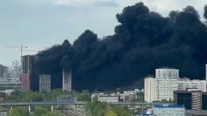 Сильный пожар произошёл на стройплощадке в центре Москвы