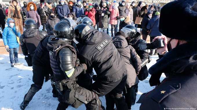 Жители Уфы блокировали проезд полицейского транспорта с задержанным, обвязав себя флагом республики