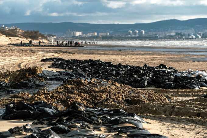 В Чёрное море вылилось 2 400 тонн мазута после крушения танкеров